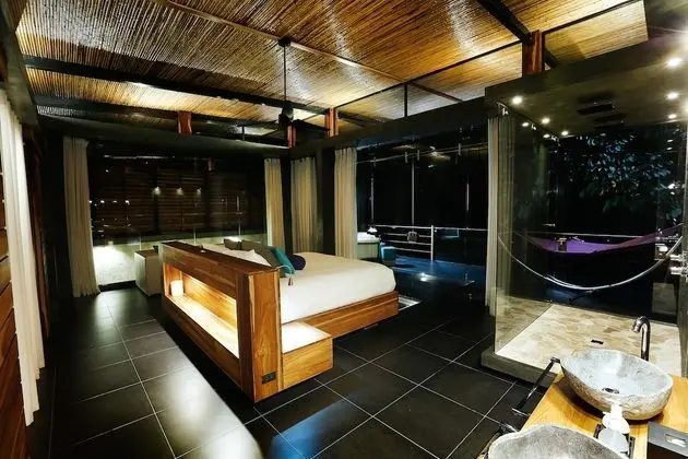 Luxury Oda