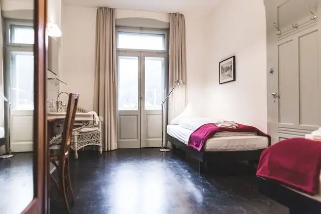 Tek Büyük veya İki Ayrı Yataklı Oda, Ortak Banyo