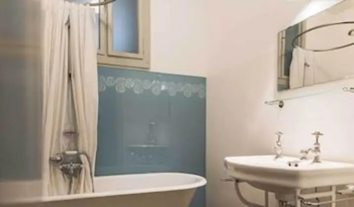 Tek Büyük veya İki Ayrı Yataklı Oda, Ortak Banyo