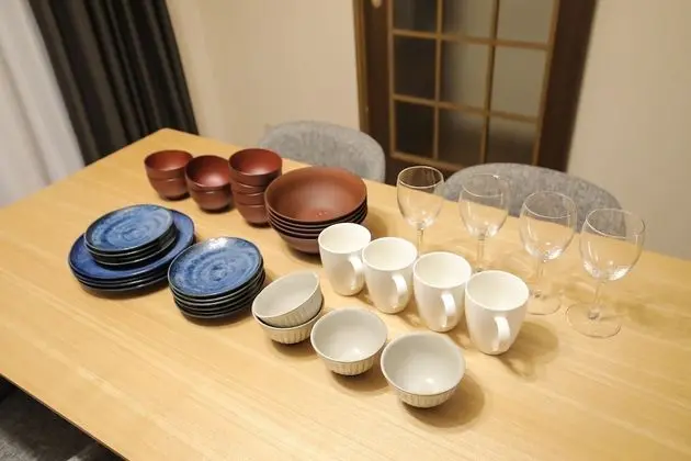 Ev (9 Guests, KH-1)