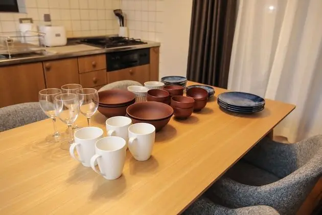 Ev (9 Guests, KH-1)