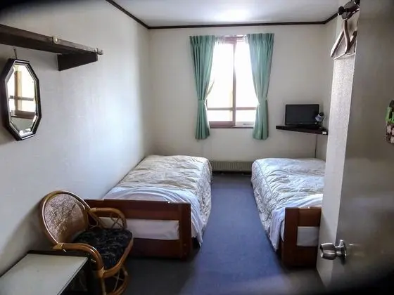 İki Ayrı Yataklı Oda, Ortak Banyo