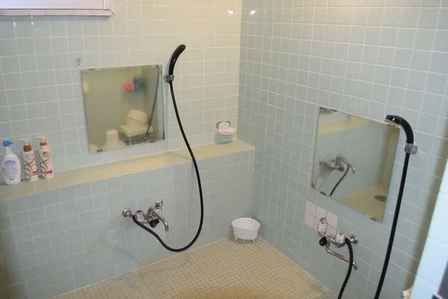 İki Ayrı Yataklı Oda, Ortak Banyo