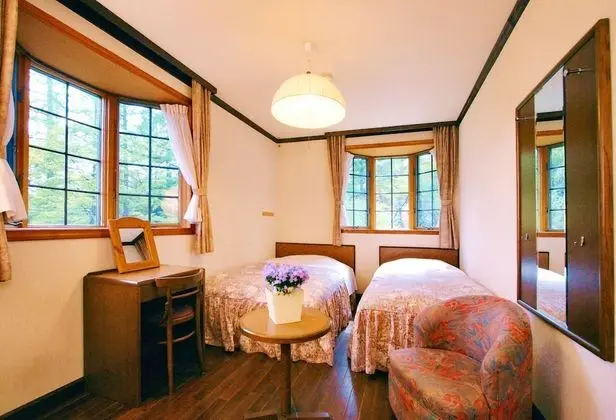 İki Ayrı Yataklı Oda, Ortak Banyo (Western Style)