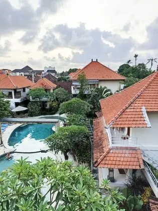 Deluxe Pool