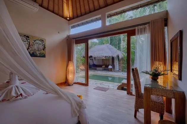 Villa, 4 Yatak Odası, Havuz Manzaralı
