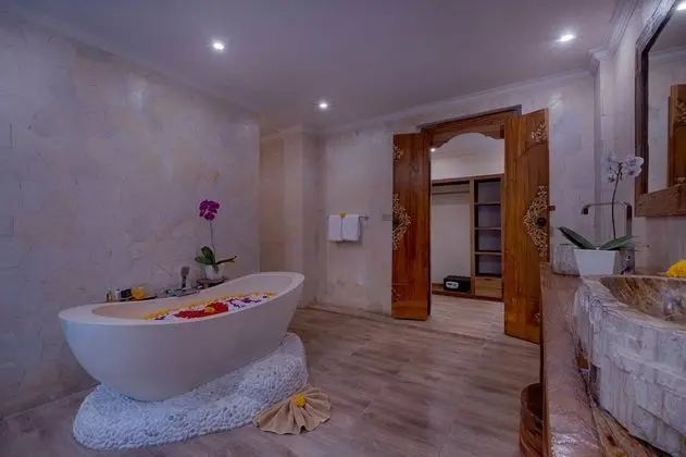 Villa, 4 Yatak Odası, Havuz Manzaralı
