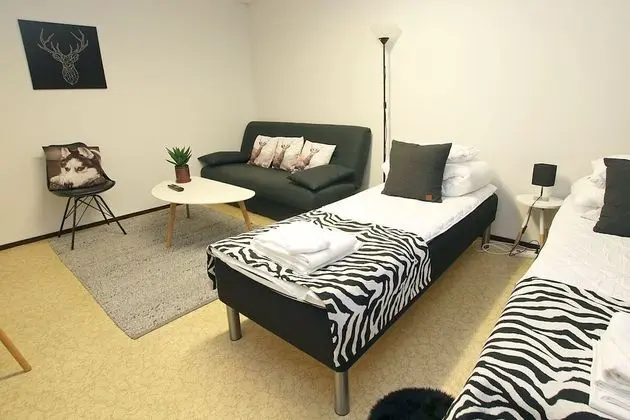 Studio Apartment with shared bathroom - 8 -