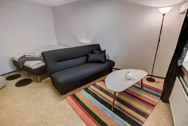 Studio Apartment with shared bathroom - 8 -