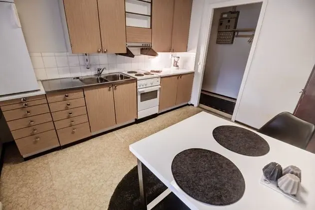 Studio Apartment with shared bathroom - 8 -