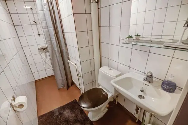 Studio Apartment with shared bathroom - 8 -