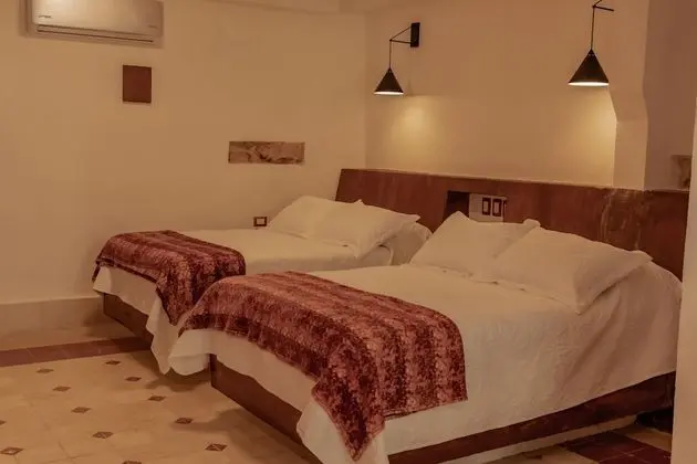 Deluxe Tek Büyük Yataklı Oda, 2 Çift Kişilik Yatak, Buzdolabı, Havuz Kenarı
