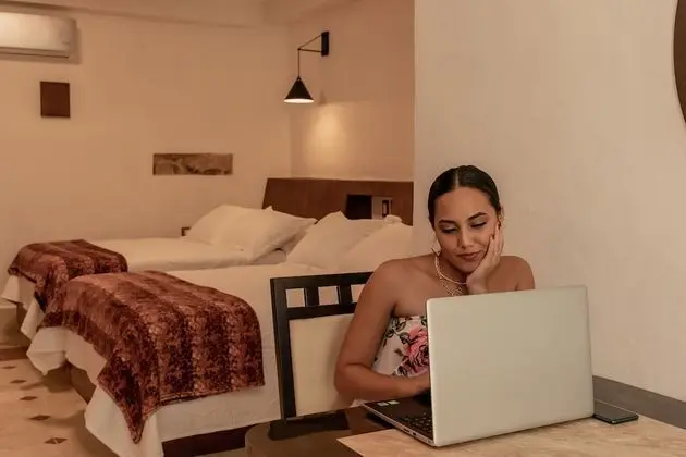 Deluxe Tek Büyük Yataklı Oda, 2 Çift Kişilik Yatak, Buzdolabı, Havuz Kenarı