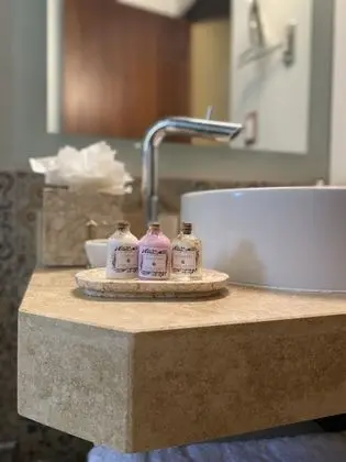 Deluxe Tek Büyük Yataklı Oda, 2 Çift Kişilik Yatak, Buzdolabı, Havuz Manzaralı