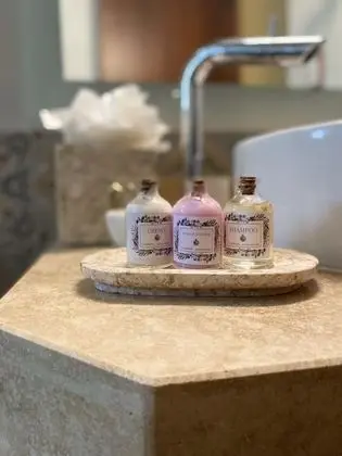 Deluxe Tek Büyük Yataklı Oda, 2 Çift Kişilik Yatak, Buzdolabı, Havuz Manzaralı