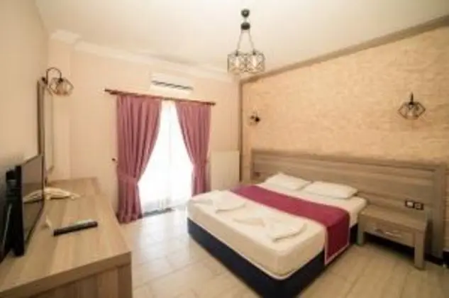 32560