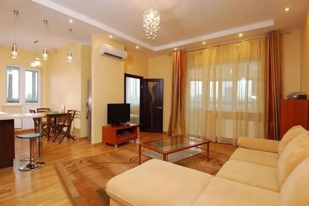 Executive Apart Daire, 1 Büyük (Queen) Boy Yatak ve Çekyat (121 Saksaganskogo street)