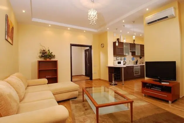 Executive Apart Daire, 1 Büyük (Queen) Boy Yatak ve Çekyat (121 Saksaganskogo street)