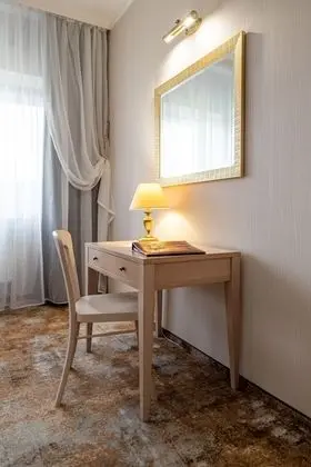 Luxury Oda