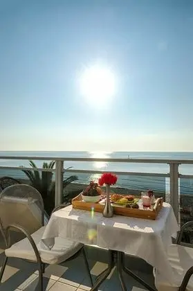 Üç Kişilik Oda, Deniz Manzaralı