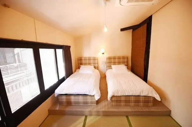 Sıra Ev (4 Single Bed & 2 Futons)