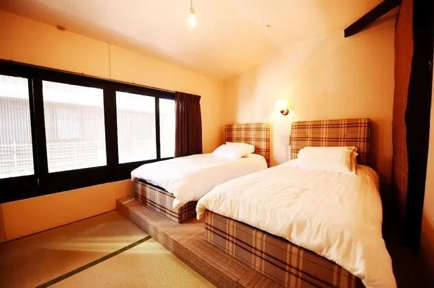 Sıra Ev (4 Single Bed & 2 Futons)