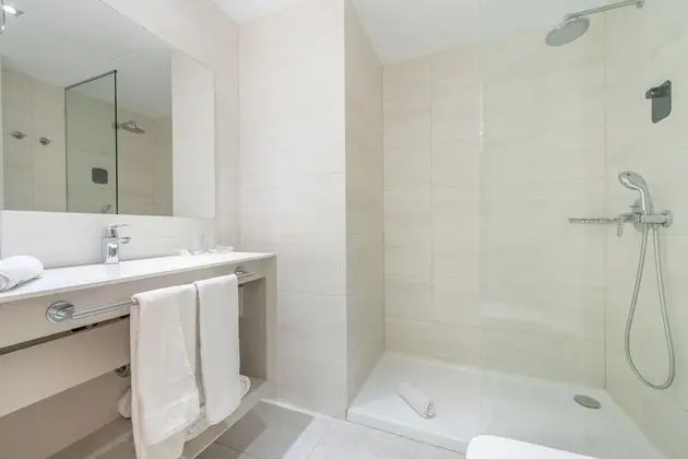Tek Büyük Yataklı Oda, Balkon, Kısmi Deniz Manzaralı