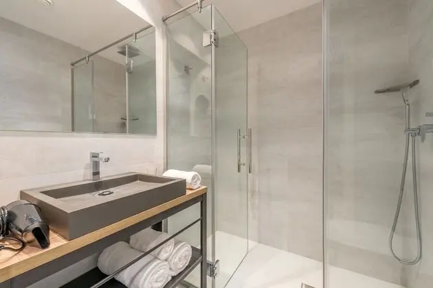 Superior Tek Büyük Yataklı Oda, Balkon, Havuz Manzaralı (Selection)