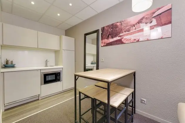 Superior Oda, 1 En Büyük (King) Boy Yatak, Sigara İçilmez, Küçük Mutfak (with Sofabed)