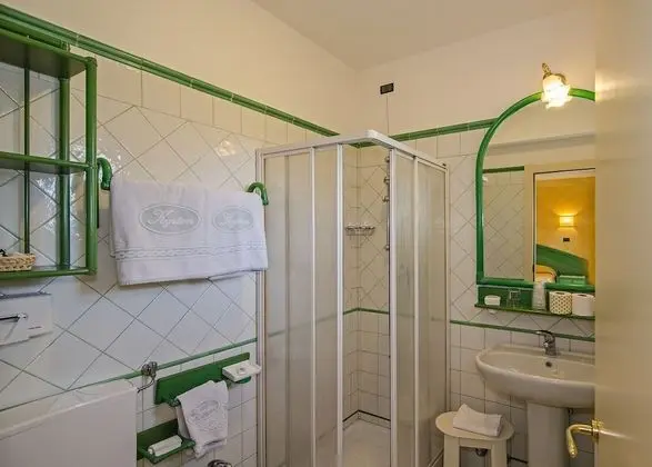 Superior Tek Büyük veya İki Ayrı Yataklı Oda, Balkon, Bahçe Manzaralı