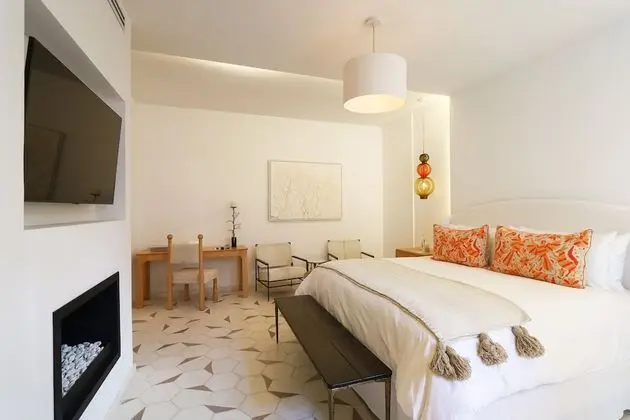 Master Suite King With Bathtub