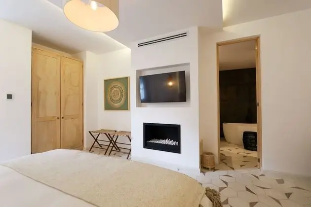 Master Suite King With Bathtub