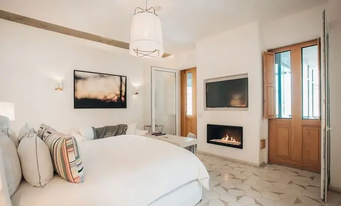 Master Suite King With Bathtub
