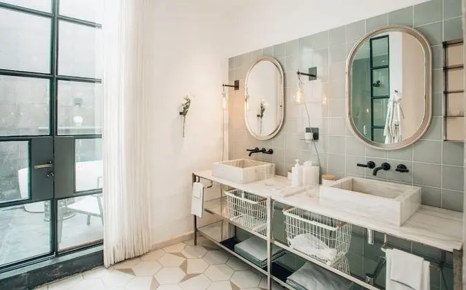 Master Suite King With Bathtub