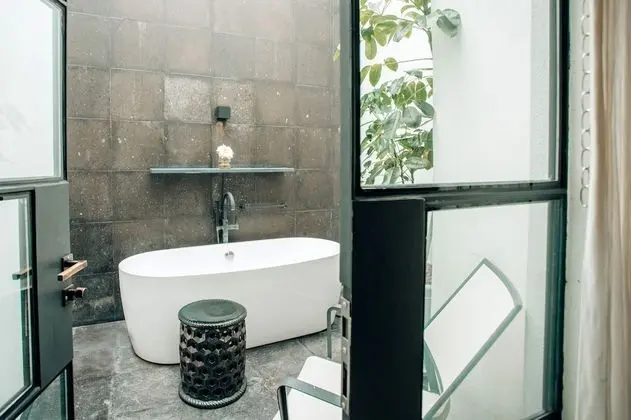 Master Suite King With Bathtub