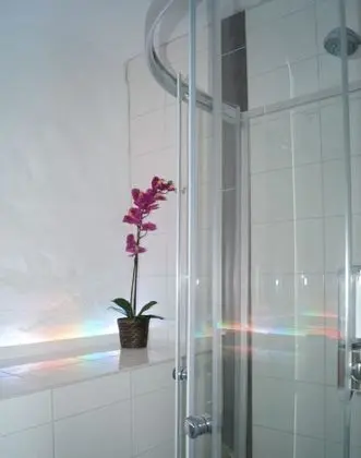 İki Ayrı Yataklı Oda, Ortak Banyo