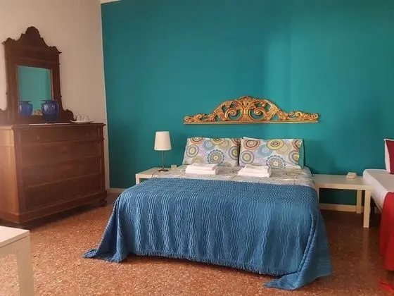 Üç Kişilik Oda, Ortak Banyo, Tepe Manzaralı