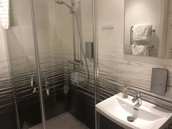 Tek Büyük Yataklı Oda, Penceresiz