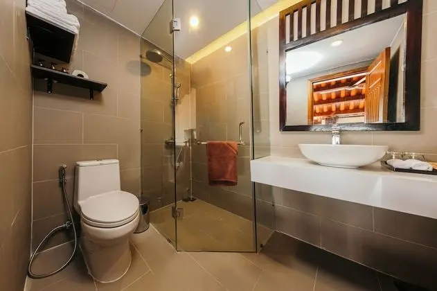 Deluxe Tek Büyük Yataklı Oda, Havuz Manzaralı