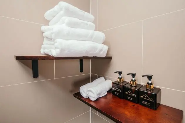 Deluxe Tek Büyük Yataklı Oda, Havuz Manzaralı