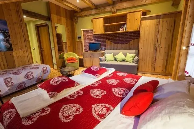 Üç Kişilik Oda, Ek Bina