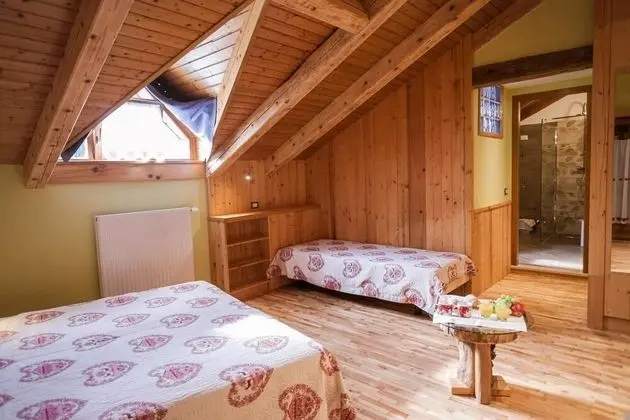 Üç Kişilik Oda, Ek Bina