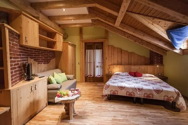 Üç Kişilik Oda, Ek Bina