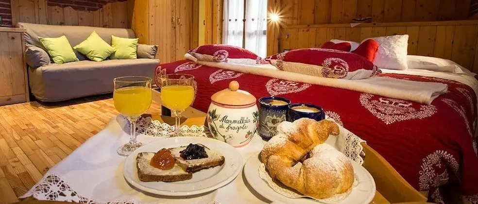 Üç Kişilik Oda, Ek Bina