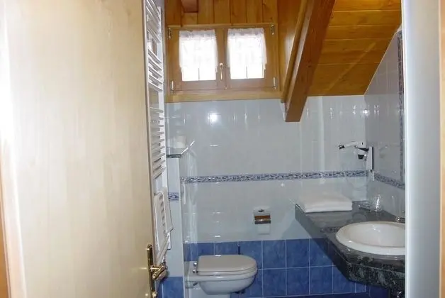 Üç Kişilik Oda, Ek Bina