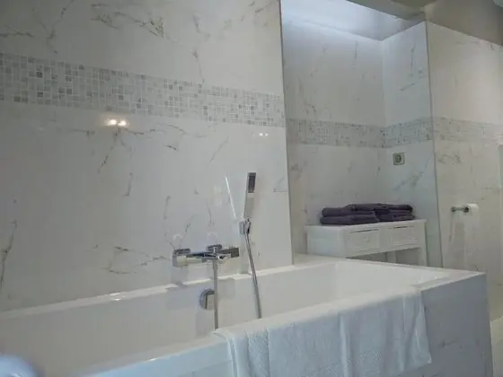 Tek Büyük Yataklı Oda, Banyolu/Duşlu (La chambre Chablis)