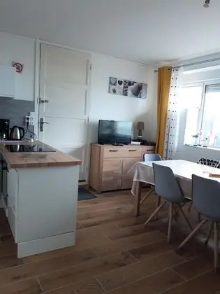 Traditional Apart Daire, Banyolu/Duşlu, Deniz Manzaralı (La Bassure de Baas)