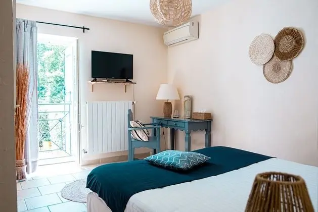 Standard Tek Büyük veya İki Ayrı Yataklı Oda, Havuz Manzaralı