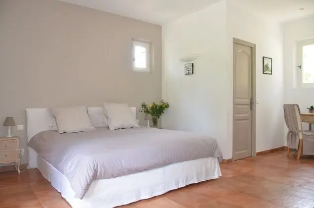 Üç Kişilik Oda, Sigara İçilmez, Zemin Kat