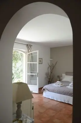 Üç Kişilik Oda, Sigara İçilmez, Zemin Kat